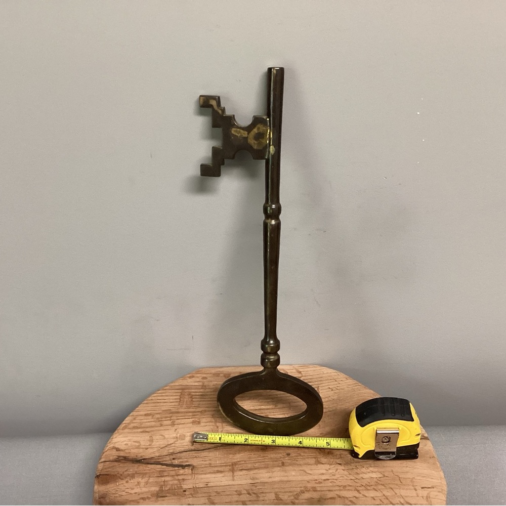Vintage & Solid Brass & Huge - Skeleton Type Key Wall Hanger - Paperweight - Picture 8 of 10
